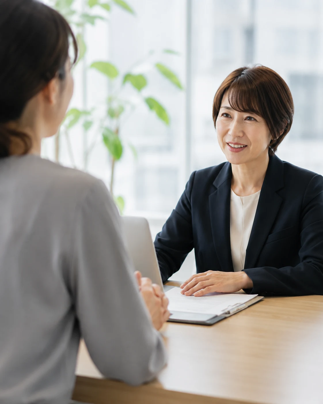 法人担当者からの相談に対応するスタッフ