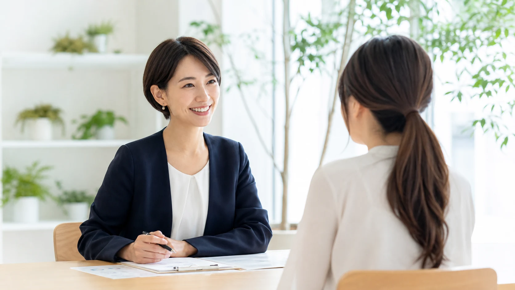 キャリア面談で相談するアドバイザーと相談者