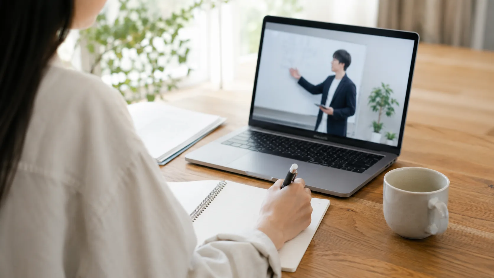 ノートを取りながらオンライン授業を受ける手元