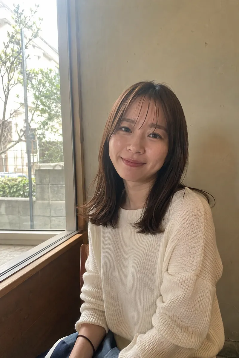 窓辺で微笑む女性